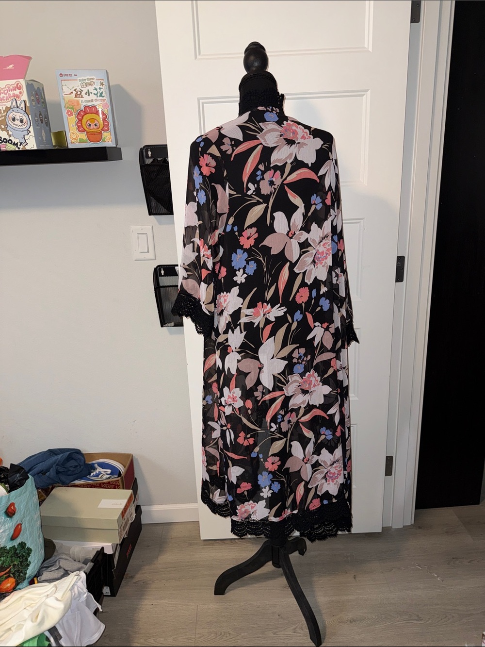 TORRID Floral Black Crochet Trim Kimono 1/2 - Picture 5 of 8